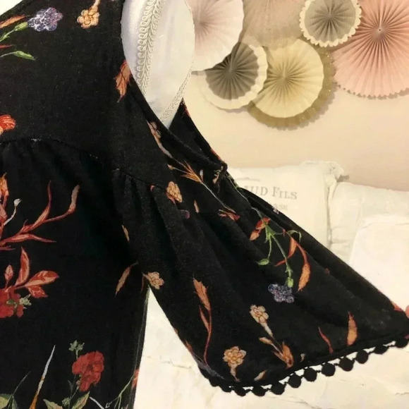 Gypsies & Moondust Cold Shoulder Top - Picture 2 of 4